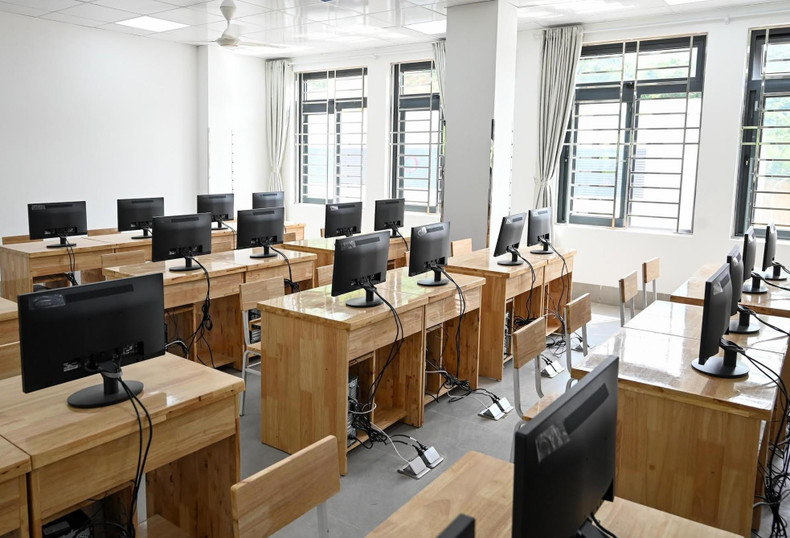 Spacious and modern classrooms with computer systems for teaching Spacious and modern classrooms with computer systems for teaching