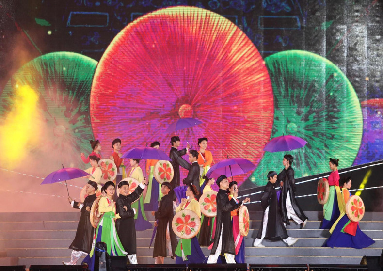 The image of 'non quai thao' (a kind of conical hat with a fringe hanging on both sides)