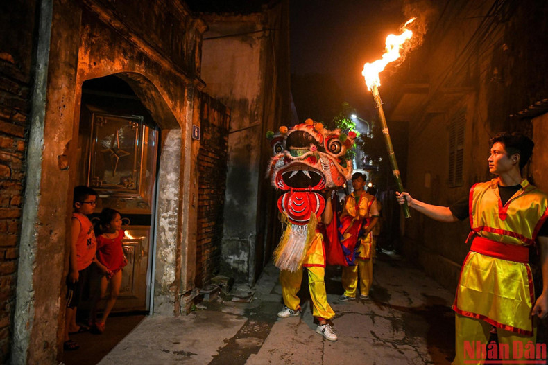 After the lion dance and fire blowing performances end, the group parade and dance around the village. After the lion dance and fire blowing performances end, the group parade and dance around the village.