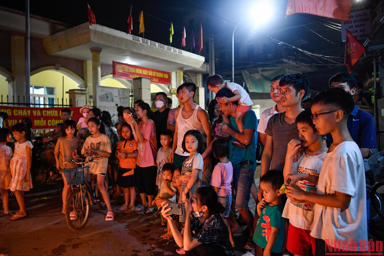 Villagers gather at Cao Ha Village cultural house to enjoy unique lion dances. Villagers gather at Cao Ha Village cultural house to enjoy unique lion dances.