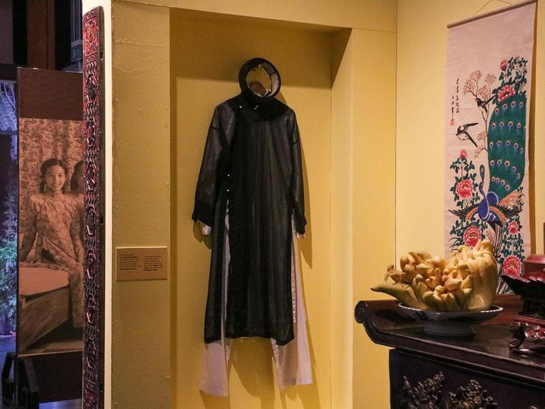 A five-flap long dress for men was preserved by Do Minh Thuong from Trach Xa commune, Ung Hoa district, Hanoi, and presented to the museum in 2021.