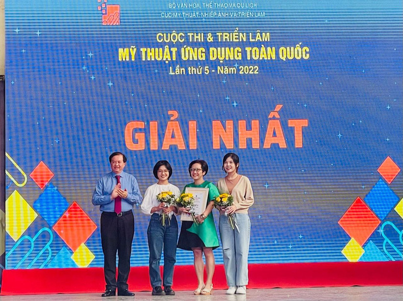 A group of artists receive the first prize in the category of creative designs. (Photo: hanoimoi.com.vn)