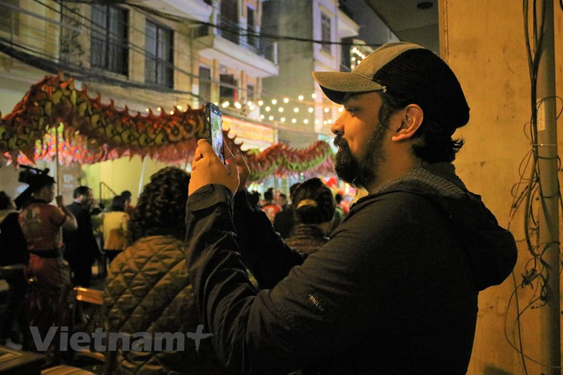 A foreigner is very excited to the new night food street area. (Photo: vietnamplus)