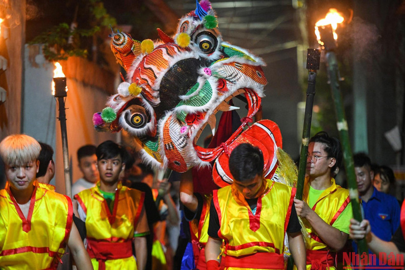 The lion head is changed in terms of shapes and colours each year. The lion head is changed in terms of shapes and colours each year.