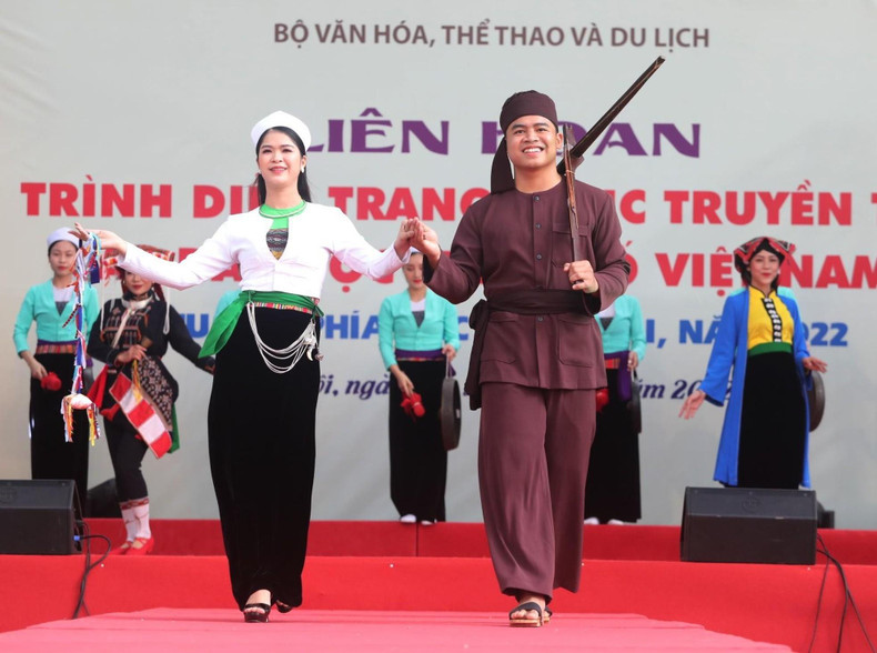 The costumes of Muong ethnic men and women