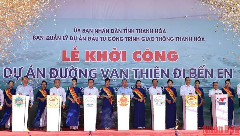 President attends a ground-breaking ceremony for Van Thien-Ben En road. (Photo: NDO) President attends a ground-breaking ceremony for Van Thien-Ben En road. (Photo: NDO)