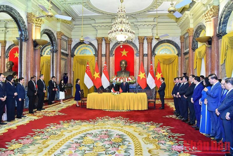 An overview of the signing ceremony for the cooperation and investment agreements between Vietnam and Singapore.