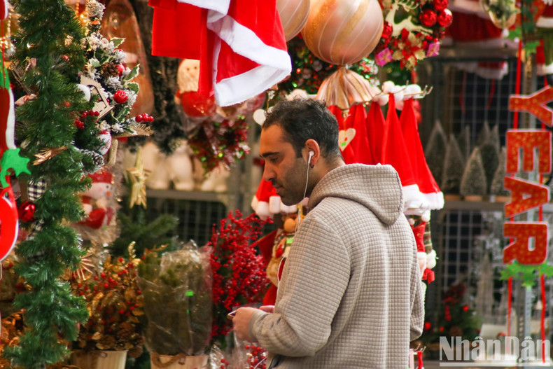 Foreign customers are also very excited