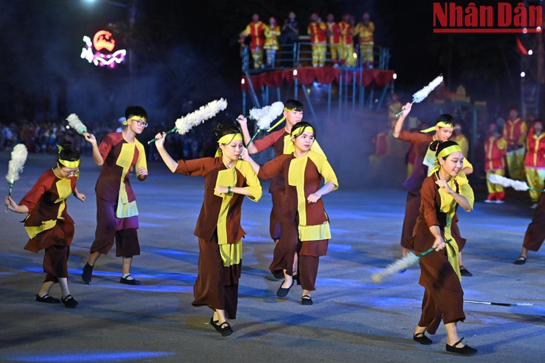 The performance of a dance entitled “Co lau tap tran’ (Reed flag for military exercises)