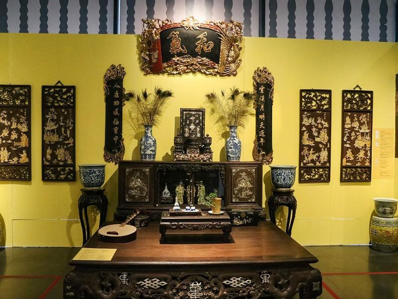 The main space is a typical living room of Hanoians in the early 20th century, with a large wood bed, tea table, casket and tray. They are all made of wood and inlaid with pearls.