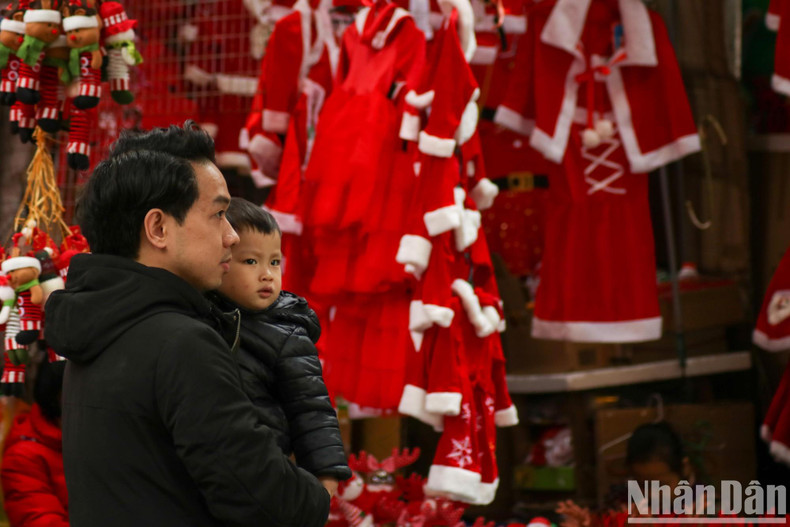 To attract the attention of customers, beautiful and unique products are displayed on the front of the store or hung in the most visible position.