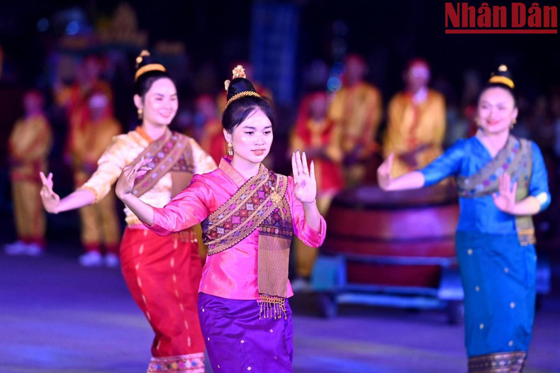 The unique performance by actors and actresses from the Oudomxay province of Laos