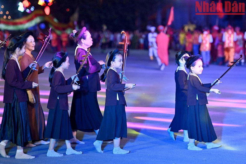 The performance of Xam singing (ballads sung by wandering blind musicians) by artists from Yen Mo district, Ninh Binh province
