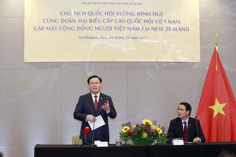 NA Chairman Vuong Dinh Hue speaks at the meeting. (Photo: VNA)
