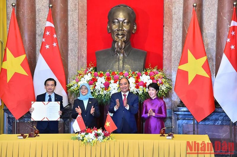 Deputy Minister of Planning and Investment Nguyen Thi Bich Ngoc grants the decision, approving investment for the project of construction and infrastructure business of Vinh Thanh Industrial Park (phase 1) in Can Tho city to Kelvin Teo, CEO of Sembcorp Development and Co-Chairman of the Vietnam-Singapore Industrial Park Group.