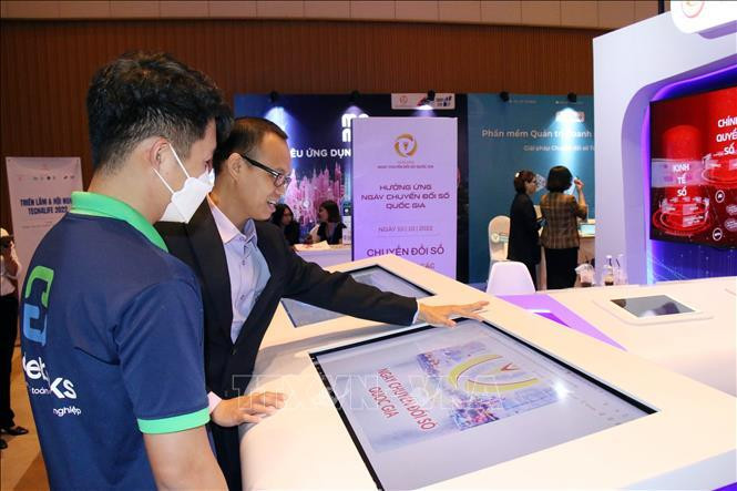 Visitors experience digital transformation products at the 2022 WHISE. (Photo: VNA) Visitors experience digital transformation products at the 2022 WHISE. (Photo: VNA)