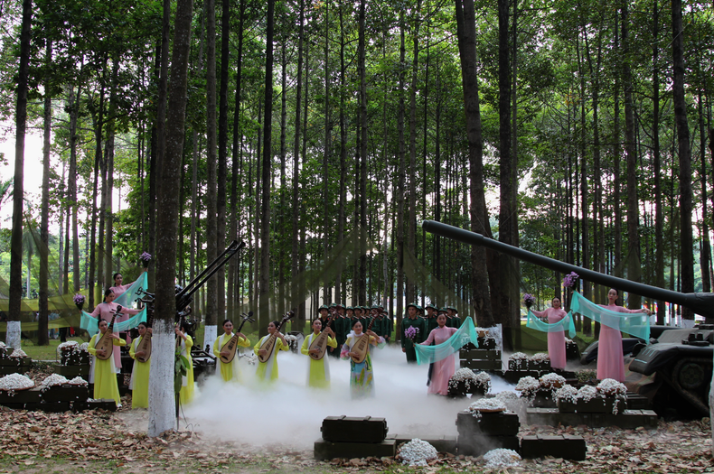 The art programme highlights the beauty of soldiers and Vietnamese women. (Photo: THE ANH) The art programme highlights the beauty of soldiers and Vietnamese women. (Photo: THE ANH)