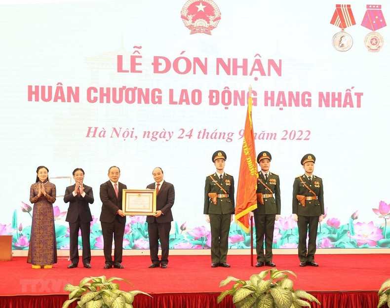 President Nguyen Xuan Phuc presents first-class Labour Order to the Presidential Office. (Photo: VNA)