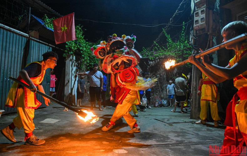 All villagers, from adults to children, are eager to enjoy the lion dance performance. All villagers, from adults to children, are eager to enjoy the lion dance performance.