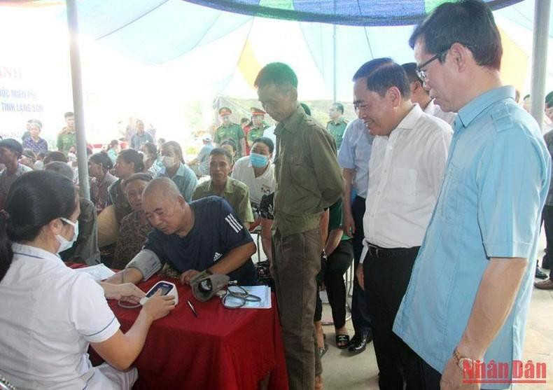 Doctors and nurses from the 19-8 Hospital under the Ministry of Public Security provide free medical examination and medicines to people in Hoa Son commune and the surrounding areas of Huu Lung district.