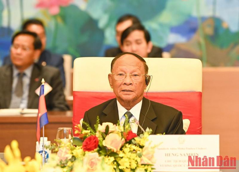 President of the Cambodian National Assembly Samdech Heng Samrin speaks at the talks. (Photo: NDO) President of the Cambodian National Assembly Samdech Heng Samrin speaks at the talks. (Photo: NDO)