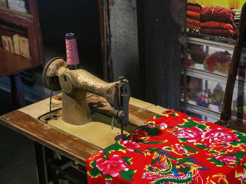 An antique sewing machine with a flower pattern cloth was once a memory of many Hanoians.