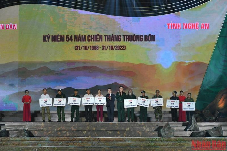 Ten houses of gratitude were handed over to ten policy beneficiary families. (Photo: NDO) Ten houses of gratitude were handed over to ten policy beneficiary families. (Photo: NDO)