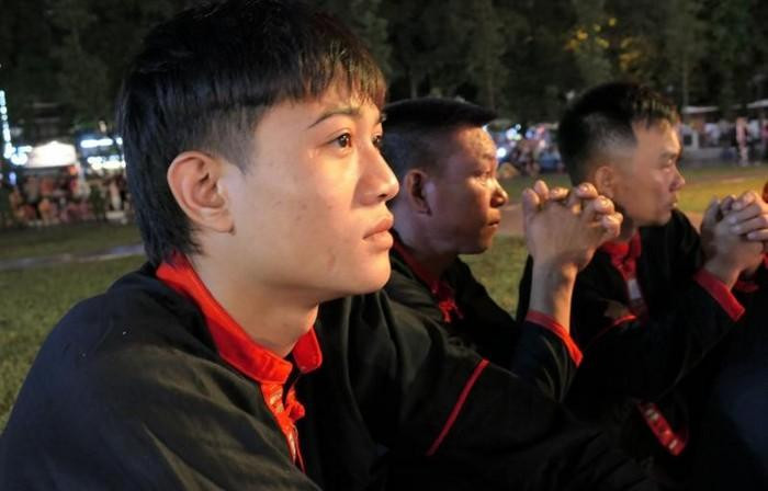 Ta Van Khanh, 19, from Na Tho Village, Tan Bac Commune, has followed the shaman to join the fire dance since he was 15 years old. Ta Van Khanh, 19, from Na Tho Village, Tan Bac Commune, has followed the shaman to join the fire dance since he was 15 years old.