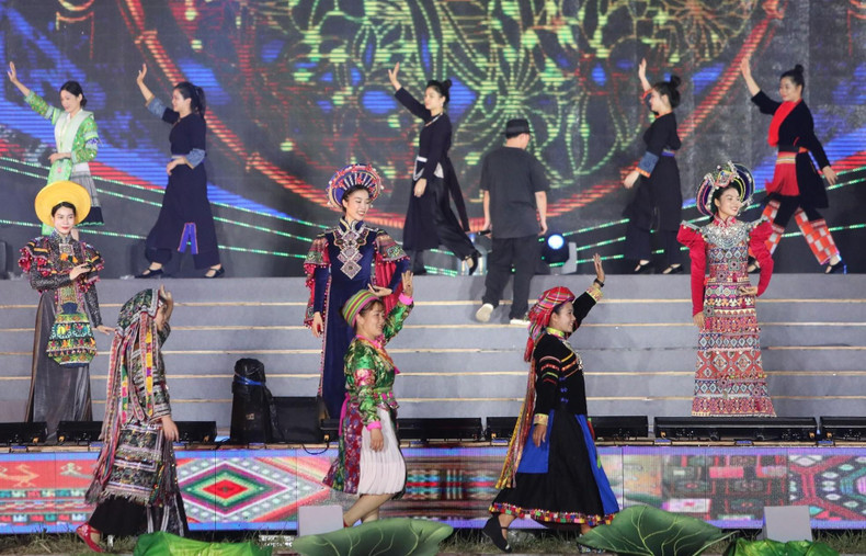 The traditional costumes of ethnic minority groups showed at the ceremony.