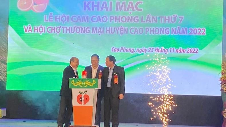 Hoa Binh Province's leaders press a button to launch the festival.