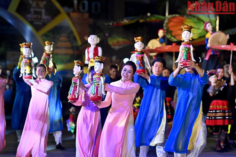 The puppet show on the street is very attractive to tourists and local people.