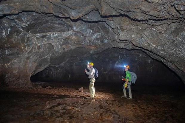 Experts examine a cave in the Krong No volcanic cave system. (Photo: VNA)