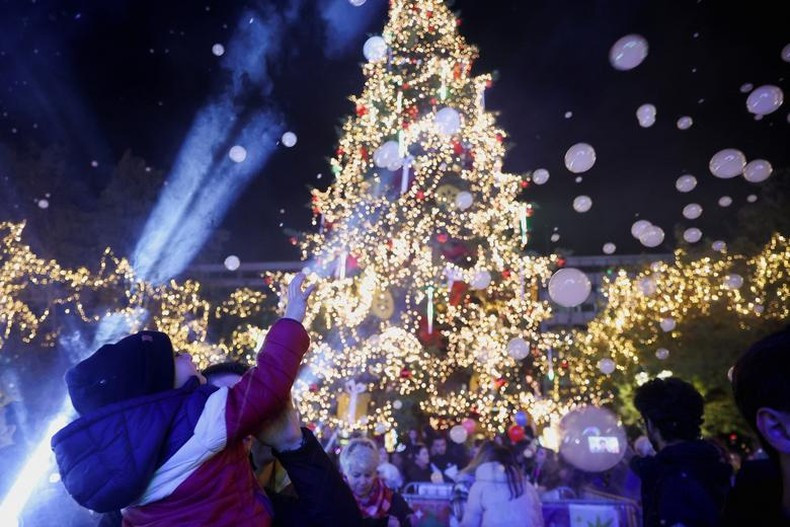 An excited child at the Christmas tree lighting ceremony in Athens, Greece, December 1, 2022. (Photo: Reuters)
