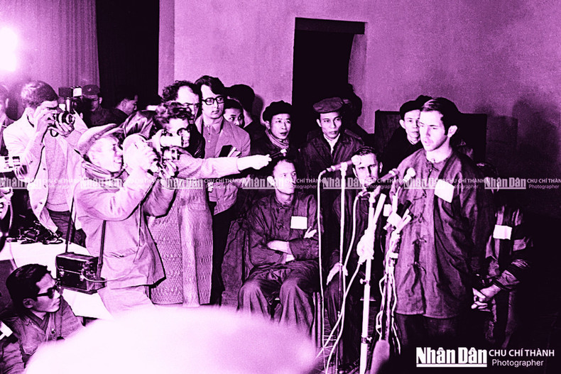 American pilots were brought to an international press conference held at Hung Vuong Club on the evenings of December 28 and 30, 1972, under the presence of various domestic and foreign reporters. American pilots were brought to an international press conference held at Hung Vuong Club on the evenings of December 28 and 30, 1972, under the presence of various domestic and foreign reporters.