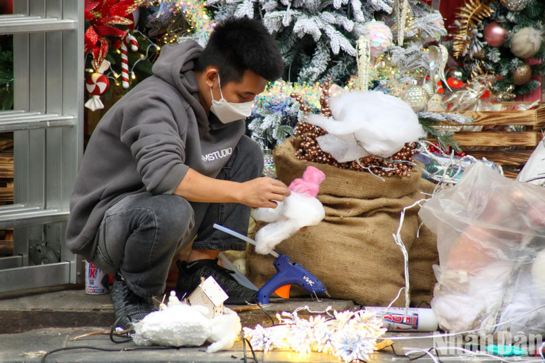 Vendors are also busy preparing goods as more and more customers come to shop.