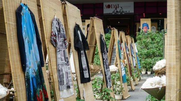 Several Ao Dai designs at the exhibition (Photo: tuoitre.vn)