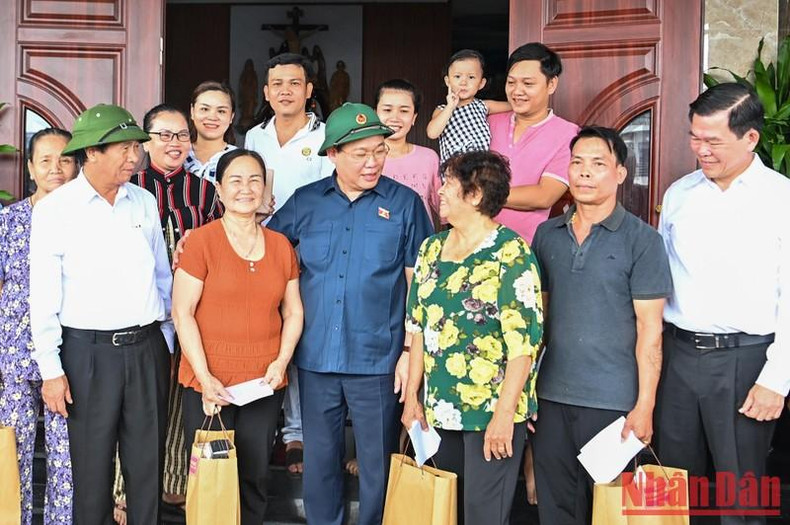 NA Chairman Vuong Dinh Hue visits people in the Loc An-Binh Son resettlement areas. (Photo: NDO)