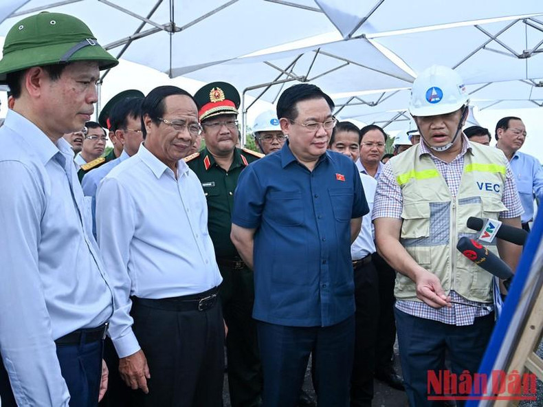 NA Chairman Vuong Dinh Hue inspects the Ben Luc-Long Thanh expressway project. (Photo: NDO)
