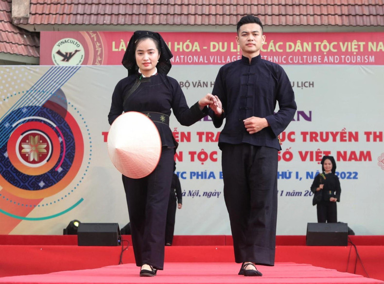 The traditional costumes of Tay ethnic minority women and men