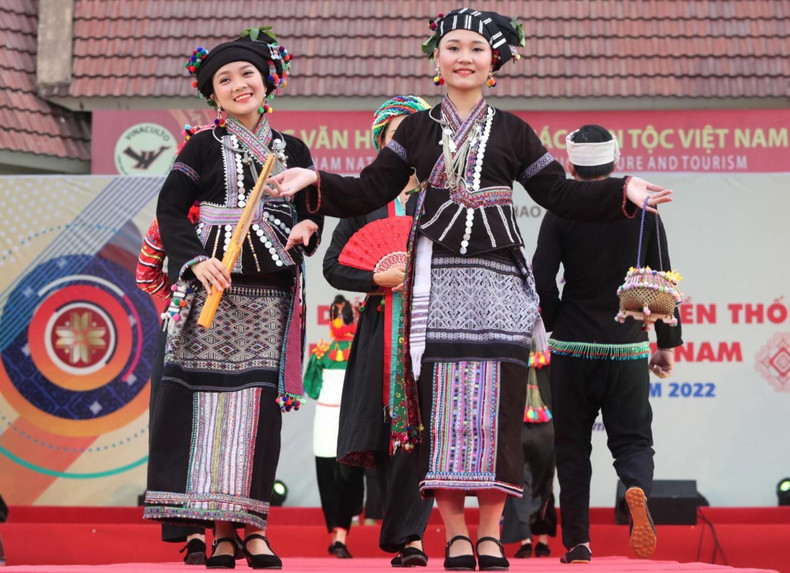The costumes of Lao (left) and Lu (right) women
