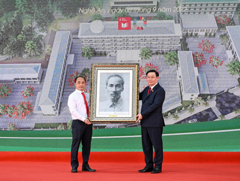 NA Chairman Vuong Dinh Hue presents gifts to Ky Son High School. NA Chairman Vuong Dinh Hue presents gifts to Ky Son High School.