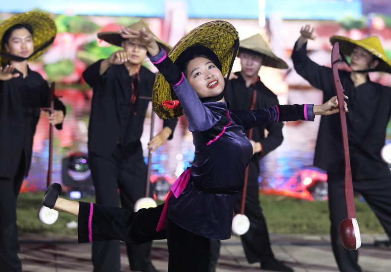 The programme features the participation of both professional and amateur actors and actresses.