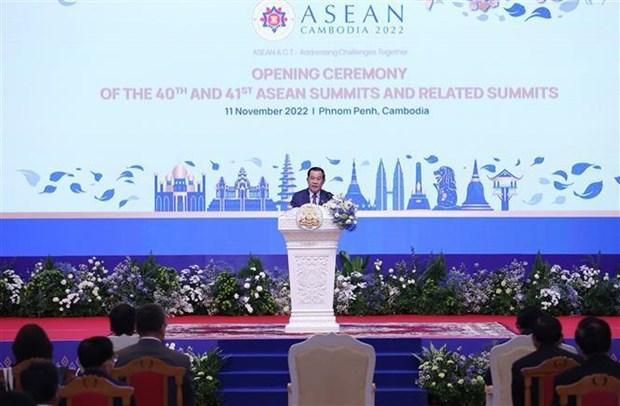 Cambodian PM Samdech Techo Hun Sen addresses the opening ceremony of the 40th and 41st ASEAN Summits on November 11 morning. (Photo: VNA)