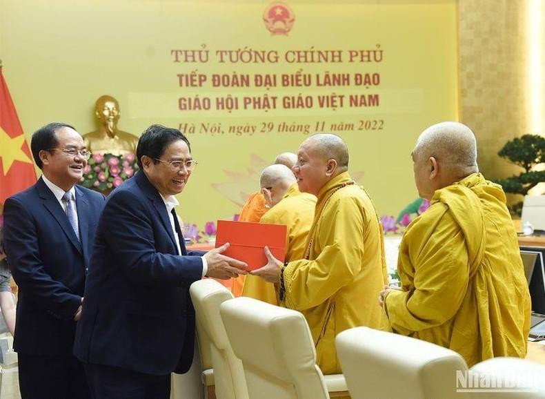 PM Pham Minh Chinh present gifts to the delegates. (Photo: NDO)