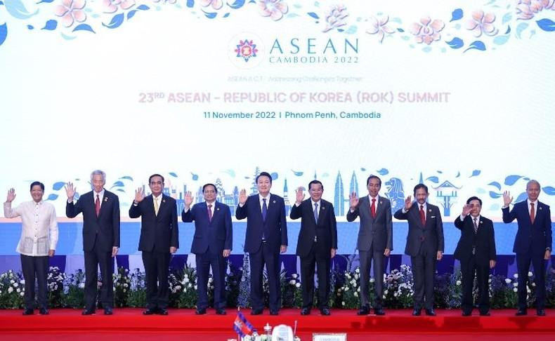 ASEAN and the RoK leaders at the 23rd ASEAN-RoK Summit. (Photo: VGP)
