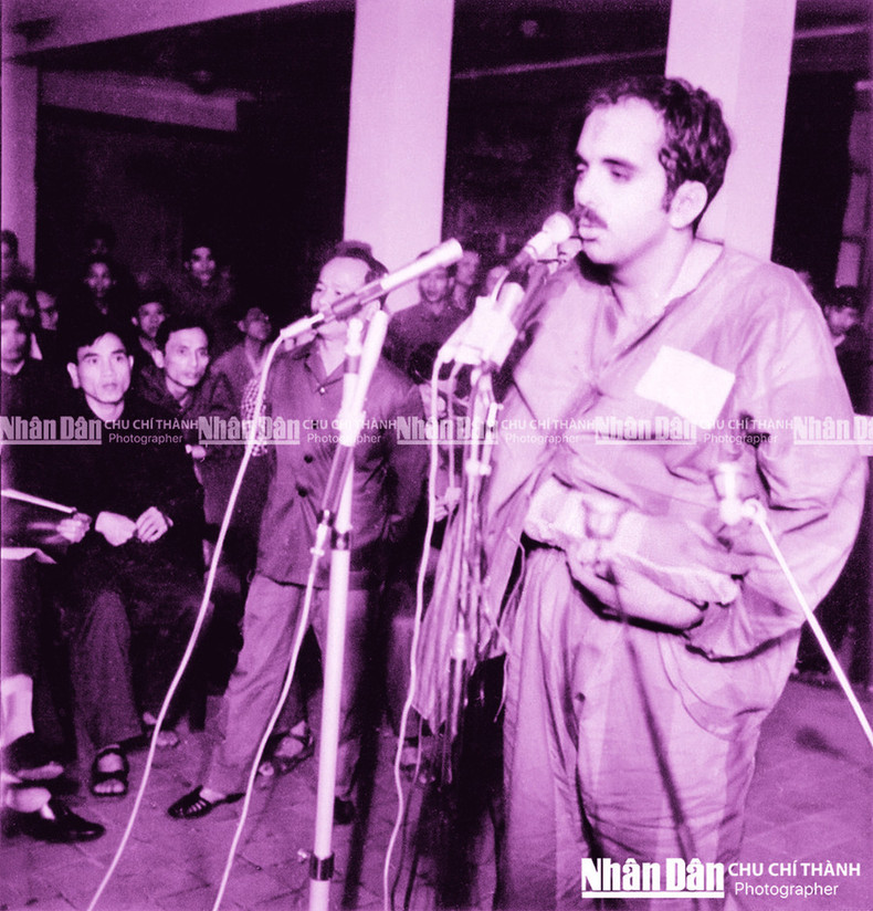 American pilots were brought to an international press conference held at Hung Vuong Club on the evenings of December 28 and 30, 1972, under the presence of various domestic and foreign reporters. American pilots were brought to an international press conference held at Hung Vuong Club on the evenings of December 28 and 30, 1972, under the presence of various domestic and foreign reporters.
