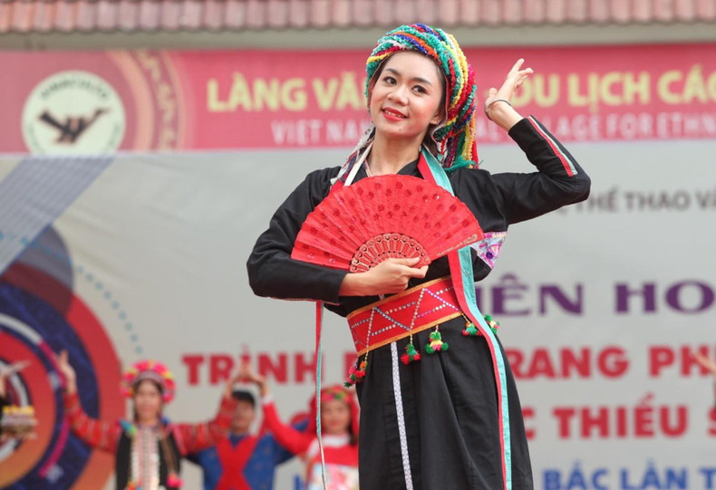 A Nung ethnic minority woman in costume for Then singing