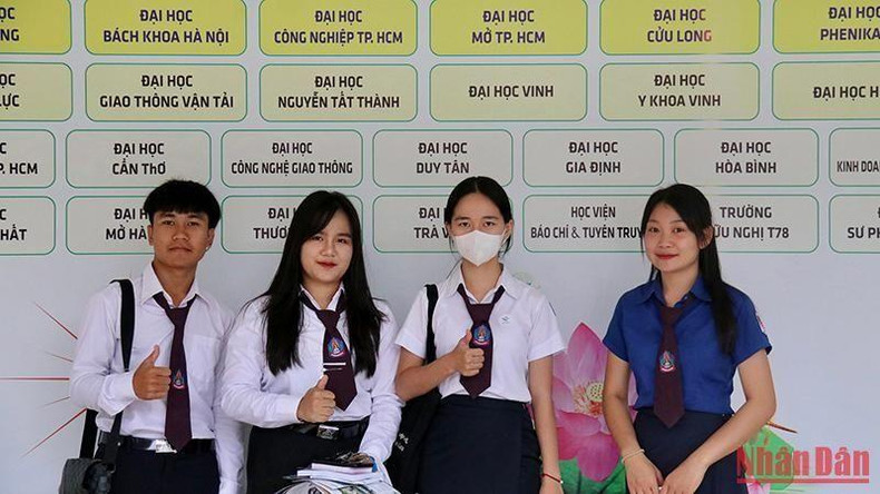 Lao students at the expo (Photo: NDO)