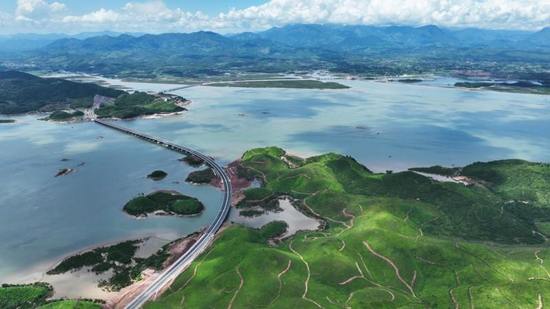 A part of Van Don-Mong Cai Expressway from above (Photo courtesy of the collaborator) A part of Van Don-Mong Cai Expressway from above (Photo courtesy of the collaborator)