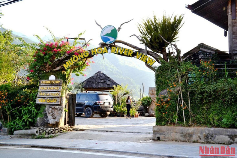 Many tourists come to Muong Hoa valley to experience the beauty of Sa Pa during this season. Many tourists come to Muong Hoa valley to experience the beauty of Sa Pa during this season.